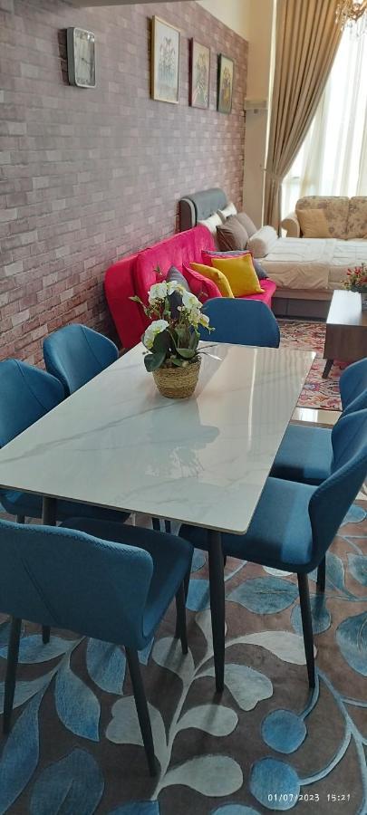 Sofiasuite16, Plaza Azalea, Apartment